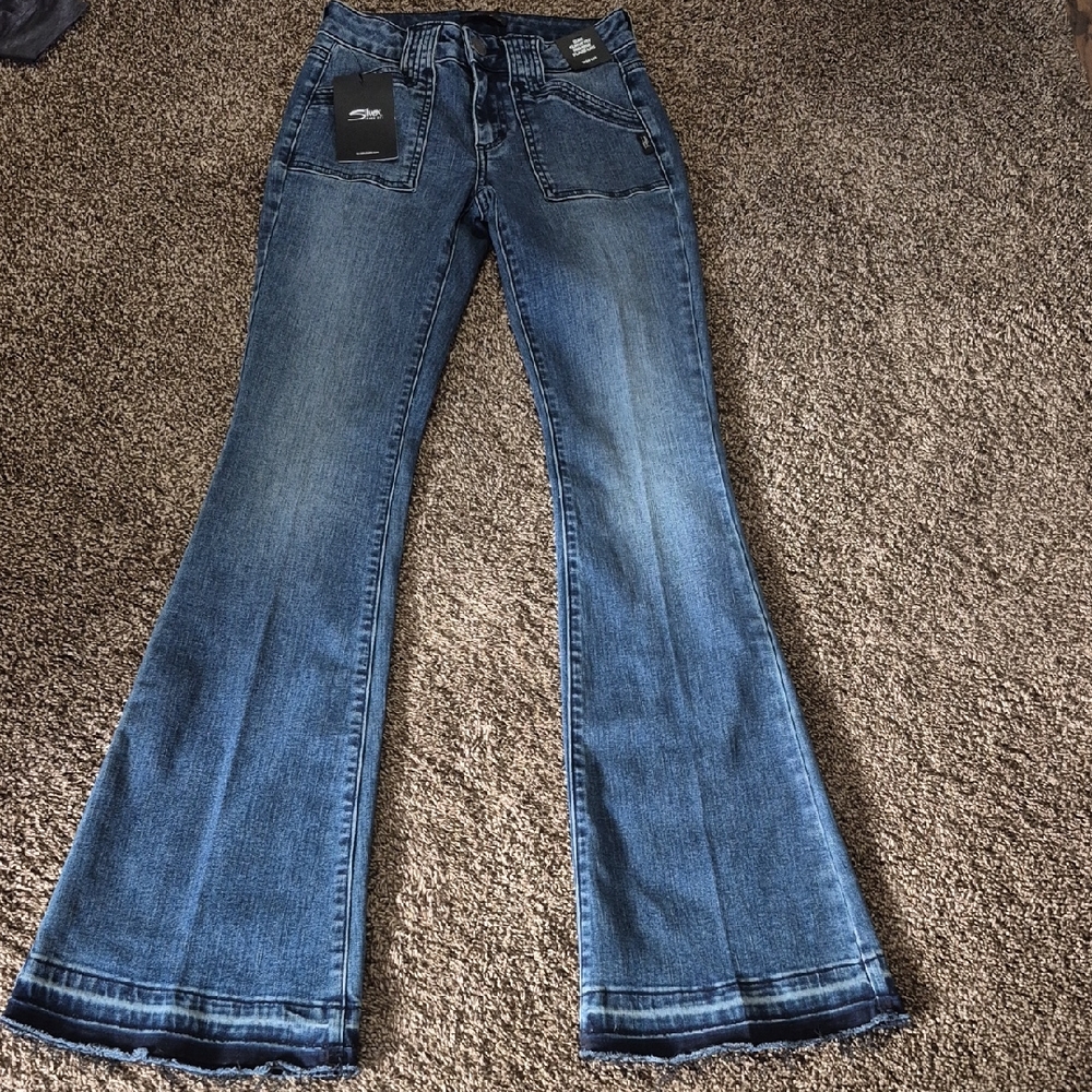 NWT Silver Suki Curvy Fit Mid Rise Flare Leg Jeans Size 24/33